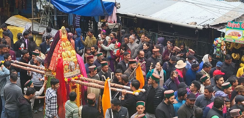 चार दिवसीय जिला स्तरीय फाग मेले के पहले दिन अपने देवताओं के साथ देवलू और अन्य लोग नाचते राज द चार दिवसीय जिला स्तरीय फाग मेले के पहले दिन अपने देवताओं के साथ देवलू और अन्य लोग नाचते राज द