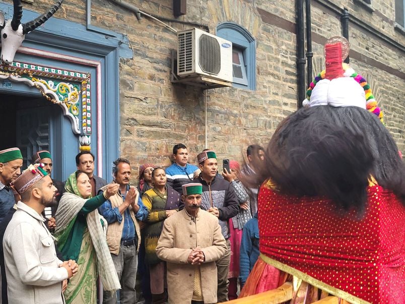 चार दिवसीय जिला स्तरीय फाग मेले के पहले दिन अपने देवताओं के साथ देवलू और अन्य लोग नाचते राज द चार दिवसीय जिला स्तरीय फाग मेले के पहले दिन अपने देवताओं के साथ देवलू और अन्य लोग नाचते राज द
