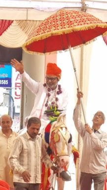 फोटोसंख्या:52- महामूर्ख सम्मेलन में पूर्व मंत्री प्रो. रामबिलास शर्मा को सम्मानित करते आयोजक--स