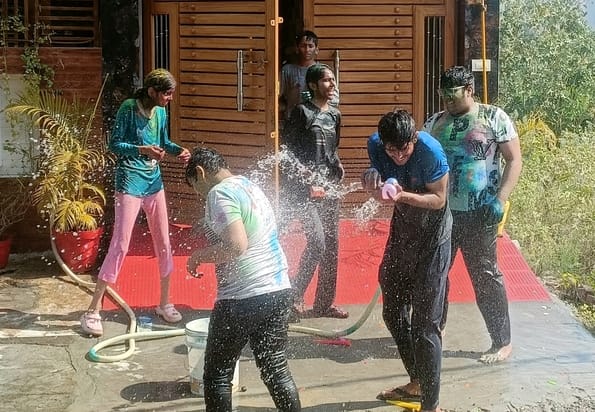 नजीबाबाद के साहनपुर में होली खेलते हुलियार। (स्रोत-क्षेत्रवासी) नजीबाबाद के साहनपुर में होली खेलते हुलियार। (स्रोत-क्षेत्रवासी)