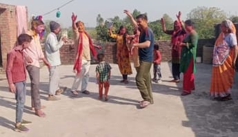 नजीबाबाद के साहनपुर में होली खेलते हुलियार। (स्रोत-क्षेत्रवासी) नजीबाबाद के साहनपुर में होली खेलते हुलियार। (स्रोत-क्षेत्रवासी)