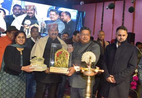 पालमपुर होली मेले में प्रस्तुति देते इंशात भारद्वाज। -संवाद पालमपुर होली मेले में प्रस्तुति देते इंशात भारद्वाज। -संवाद