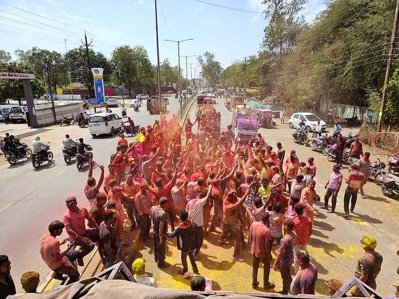 रतलाम में होली की मस्ती में रंगे डीआईजी मनोज कुमार सिंह, कलेक्टर राजेश बॉथम, एसपी अंकित जायसवाल