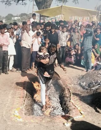 सालो पुरानी अनोखी परम्परा - आस्था या अंधविश्वास होली के दहकते अंगारो से निकलते है हजारो श्रद्धा सालो पुरानी अनोखी परम्परा - आस्था या अंधविश्वास होली के दहकते अंगारो से निकलते है हजारो श्रद्धा