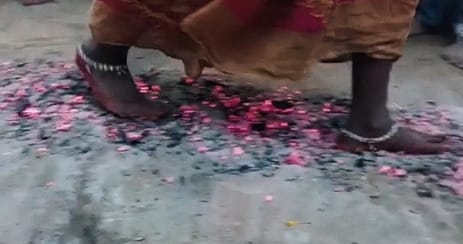 सालो पुरानी अनोखी परम्परा - आस्था या अंधविश्वास होली के दहकते अंगारो से निकलते है हजारो श्रद्धा सालो पुरानी अनोखी परम्परा - आस्था या अंधविश्वास होली के दहकते अंगारो से निकलते है हजारो श्रद्धा