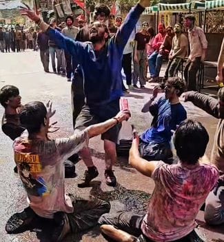 धर्मपुर में होली पर्व पर जश्न मनाते हुए स्थानीय लोग। संवाद धर्मपुर में होली पर्व पर जश्न मनाते हुए स्थानीय लोग। संवाद