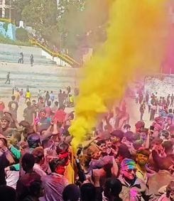 धर्मपुर में होली पर्व पर जश्न मनाते हुए स्थानीय लोग। संवाद धर्मपुर में होली पर्व पर जश्न मनाते हुए स्थानीय लोग। संवाद