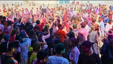 धर्मपुर में होली पर्व पर जश्न मनाते हुए स्थानीय लोग। संवाद धर्मपुर में होली पर्व पर जश्न मनाते हुए स्थानीय लोग। संवाद
