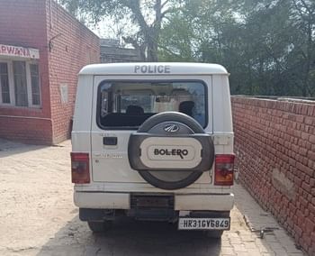 15जेएनडी06-युवकों द्वारा पथराव करने पर टूटा पुलिस की गाड़ी का शीशा। संवाद