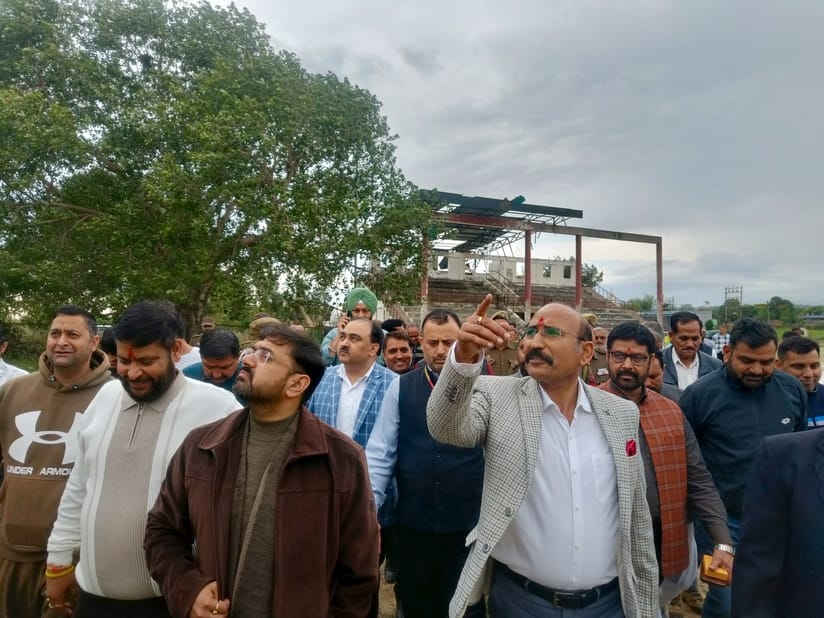 अखनूर के पलवां स्टेडियम का दौरा कड़ते खेल मंत्री सतीश शर्मा एवं विधायक मोहन लाल। खस्ता हाल स्टेड
