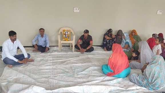 अंतर जाति विवाह का ऐसा विरोध -  पिता ने कर डाली जिंदा बेटी की गोरनी, तस्वीर पर चढ़ाया हार, मुंडन