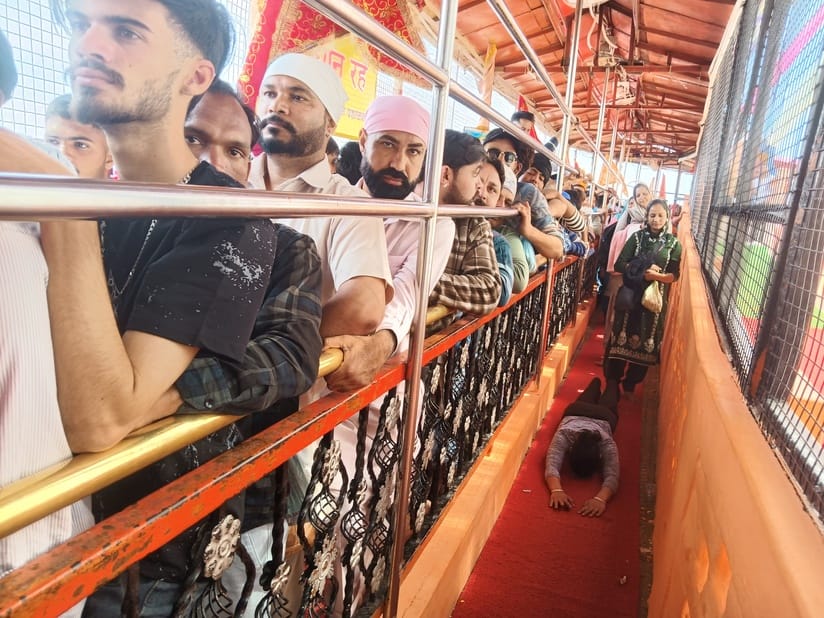 बाबा बालक नाथ मंदिर दियोटसिद्ध में चैत्र मास मेलों के शुभारंभ पर हवन यज्ञ में आहुतियां डालते उप बाबा बालक नाथ मंदिर दियोटसिद्ध में चैत्र मास मेलों के शुभारंभ पर हवन यज्ञ में आहुतियां डालते उप