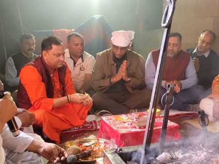 बाबा बालक नाथ मंदिर दियोटसिद्ध में चैत्र मास मेलों के शुभारंभ पर हवन यज्ञ में आहुतियां डालते उप बाबा बालक नाथ मंदिर दियोटसिद्ध में चैत्र मास मेलों के शुभारंभ पर हवन यज्ञ में आहुतियां डालते उप