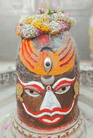 भस्म आरती - त्रिपुंड लगाकर सजे बाबा महाकाल आज दिए त्रिनेत्र  स्वरूप में दर्शन