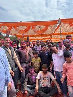 बस अड्डा सुजानपुर में होली उत्सव के दौरान नाचते हुए लोग। स्रोत : युवा