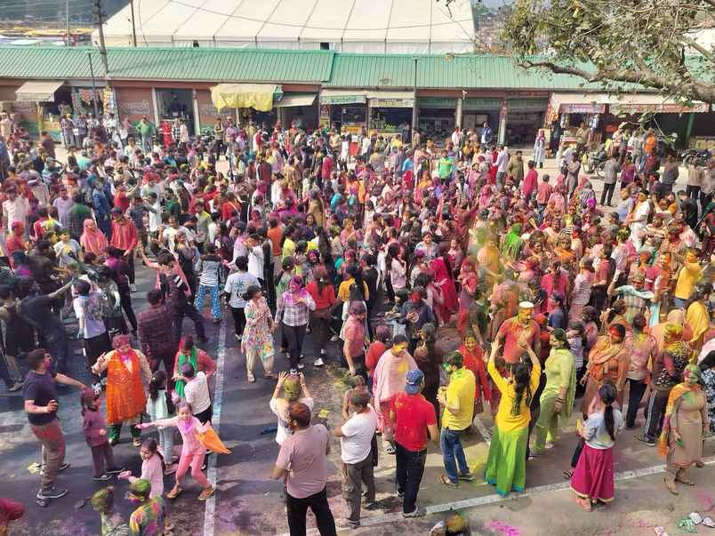 बस अड्डा सुजानपुर में होली उत्सव के दौरान नाचते हुए लोग। स्रोत : युवा
