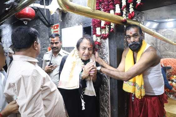 फिल्म निर्माता अनिल शर्मा के साथ बाबा महाकाल के दर्शन करने पहुंचे खलनायक रंजीत, पहले थे ऐसे कपड फिल्म निर्माता अनिल शर्मा के साथ बाबा महाकाल के दर्शन करने पहुंचे खलनायक रंजीत, पहले थे ऐसे कपड