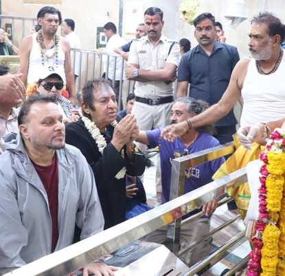 फिल्म निर्माता अनिल शर्मा के साथ बाबा महाकाल के दर्शन करने पहुंचे खलनायक रंजीत, पहले थे ऐसे कपड फिल्म निर्माता अनिल शर्मा के साथ बाबा महाकाल के दर्शन करने पहुंचे खलनायक रंजीत, पहले थे ऐसे कपड