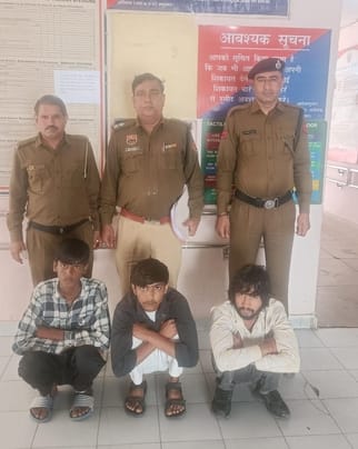फोटो 01- सोनीपत में रेहड़ी संचालक से रुपये छीनने के आरोपी पुलिस टीम के साथ। स्रोत: पुलिस प्रवक् फोटो 01- सोनीपत में रेहड़ी संचालक से रुपये छीनने के आरोपी पुलिस टीम के साथ। स्रोत: पुलिस प्रवक्