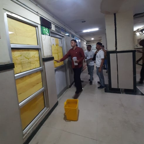 फोटो 02: सोनीपत के नागरिक अस्पताल में नेत्र रोग विशेषज्ञ कक्ष के बाहर छत से टपकता पानी व नीचे र फोटो 02: सोनीपत के नागरिक अस्पताल में नेत्र रोग विशेषज्ञ कक्ष के बाहर छत से टपकता पानी व नीचे र