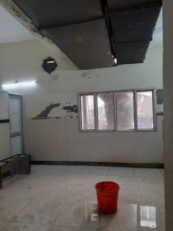 फोटो 02: सोनीपत के नागरिक अस्पताल में नेत्र रोग विशेषज्ञ कक्ष के बाहर छत से टपकता पानी व नीचे र फोटो 02: सोनीपत के नागरिक अस्पताल में नेत्र रोग विशेषज्ञ कक्ष के बाहर छत से टपकता पानी व नीचे र