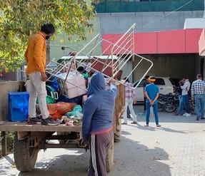 फोटो 27: सोनीपत के गन्नौर स्थित नपा कार्यालय परिसर में जब्त किए गए सामान को उतारते नपा कर्मी। स