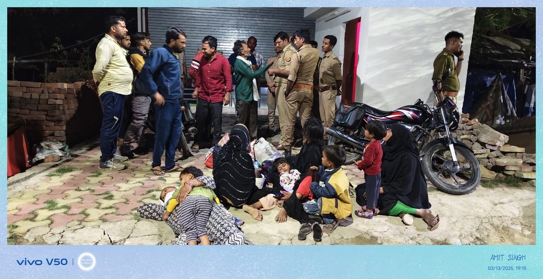 फोटो :- बाईं ओर नवजात को गोद में लिए बैठी महिला। संवाद फोटो :- बाईं ओर नवजात को गोद में लिए बैठी महिला। संवाद