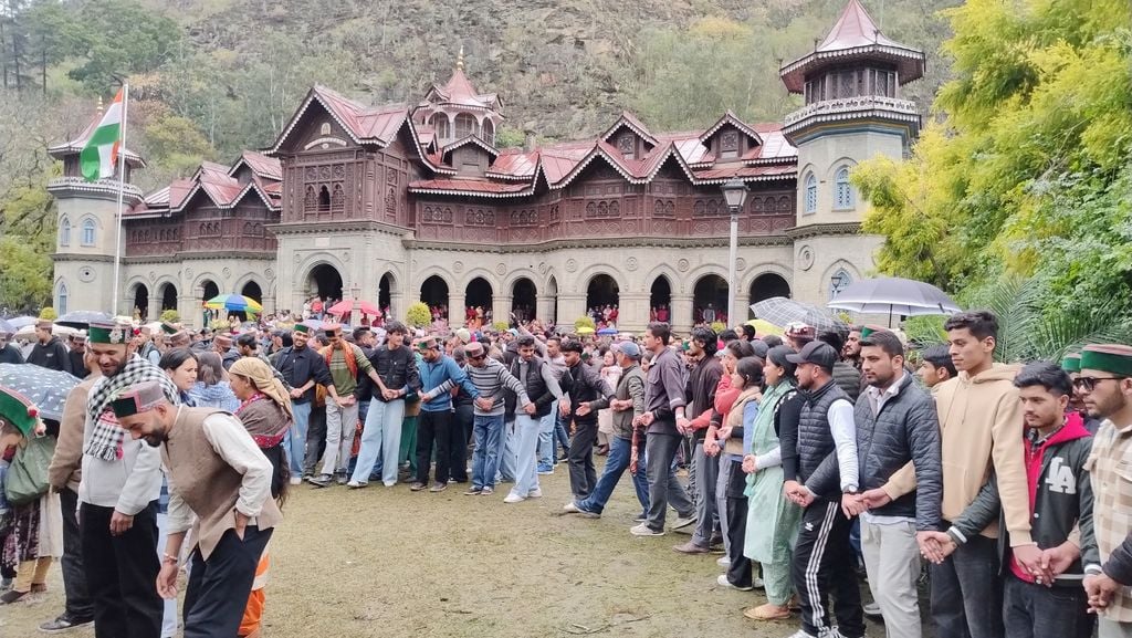जिला स्तरीय फाग मेले के दूसरे दिन पदम पैलेस रामपुर में अपने देवी देवताओं के साथ नाटी लगाते लोग। जिला स्तरीय फाग मेले के दूसरे दिन पदम पैलेस रामपुर में अपने देवी देवताओं के साथ नाटी लगाते लोग।