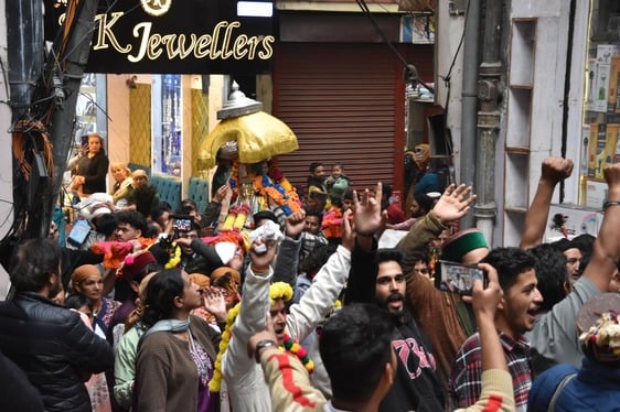 जिला स्तरीय फाग मेले के दूसरे दिन पदम पैलेस रामपुर में अपने देवी देवताओं के साथ नाटी लगाते लोग। जिला स्तरीय फाग मेले के दूसरे दिन पदम पैलेस रामपुर में अपने देवी देवताओं के साथ नाटी लगाते लोग।