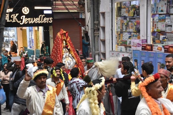 जिला स्तरीय फाग मेले के दूसरे दिन पदम पैलेस रामपुर में अपने देवी देवताओं के साथ नाटी लगाते लोग। जिला स्तरीय फाग मेले के दूसरे दिन पदम पैलेस रामपुर में अपने देवी देवताओं के साथ नाटी लगाते लोग।