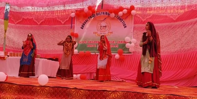 जवाली कॉलेज के वार्षिक समारोह में मेधावियों को सम्मानित करते हुए कृषि मंत्री चंद्र कुमार। स्