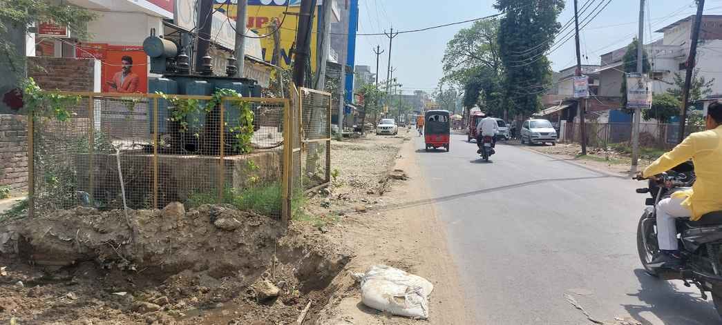 लोगों के लिए खतरा बन रही अधूरी सड़क। संवाद लोगों के लिए खतरा बन रही अधूरी सड़क। संवाद