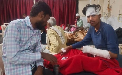 राजकीय मेडिकल काॅलेज में भर्ती हादसे में घायल युवक। संवाद