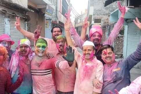 शहर की कृष्ण विहार कॉलोनी में होली खेलते लोग।संवाद