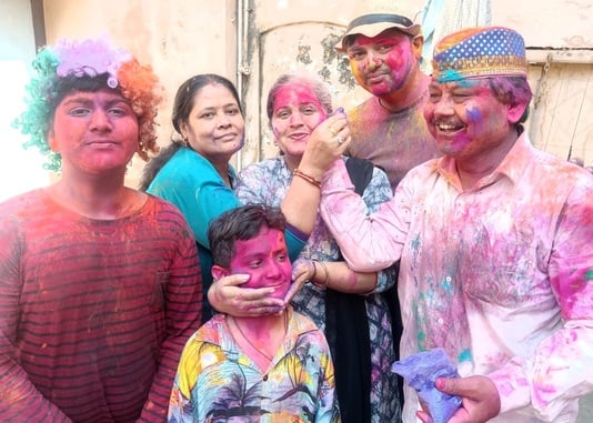 शहर की कृष्ण विहार कॉलोनी में होली खेलते लोग।संवाद