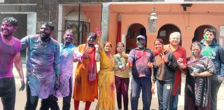 शहर की कृष्ण विहार कॉलोनी में होली खेलते लोग।संवाद