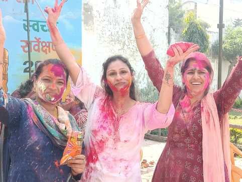 शहर की कृष्ण विहार कॉलोनी में होली खेलते लोग।संवाद