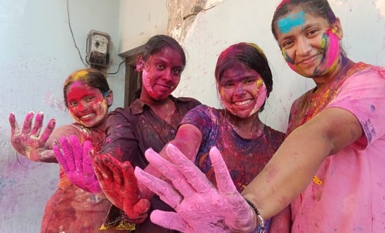 शहर की कृष्ण विहार कॉलोनी में होली खेलते लोग।संवाद