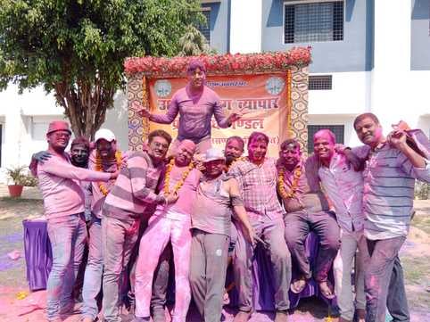 शहर की कृष्ण विहार कॉलोनी में होली खेलते लोग।संवाद