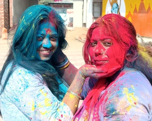 शहर की कृष्ण विहार कॉलोनी में होली खेलते लोग।संवाद