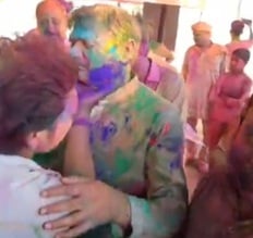 शहर की कृष्ण विहार कॉलोनी में होली खेलते लोग।संवाद