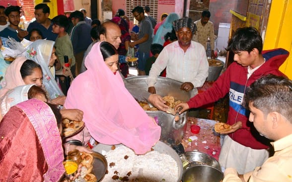 शामली की  बडी माता मंदिर में सजा शीतला माता का दरबार । संवाद