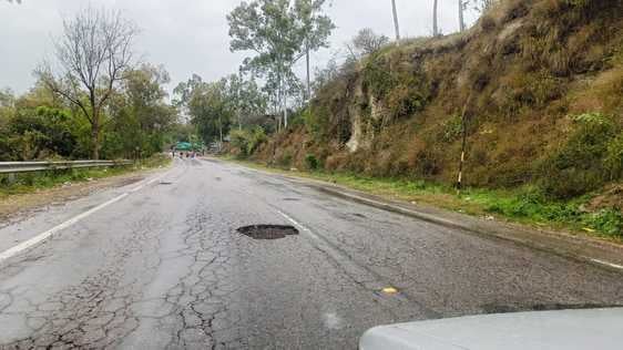 शिमला मटौर हाईवे पर दधोल में सड़क पर पड़े गड्ढे में फंस कर फटा कार का टायर । संवाद
