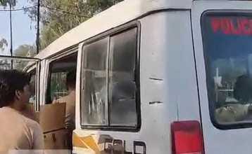 ठेके से सरकारी गाड़ी में शराब ले जाती, पुलिस सोशल मीडिया पर वायरल हुआ वीडियो और फोटो ठेके से सरकारी गाड़ी में शराब ले जाती, पुलिस सोशल मीडिया पर वायरल हुआ वीडियो और फोटो