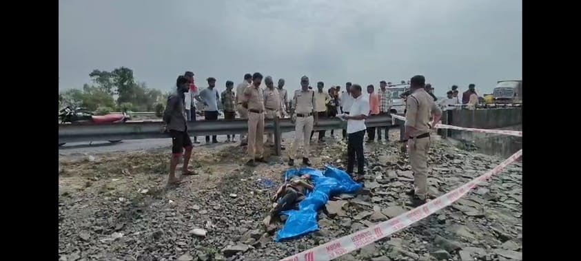 Sagar News : धनसन नदी के पुल के पास तिरपाल में खून से लथपथ युवक का शव मिला