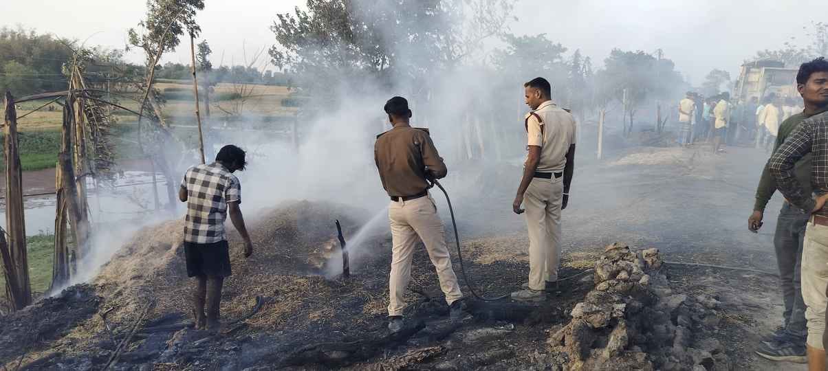 आग बुझाते दमकल विभाग के कर्मी एवं स्थानीय ग्रामीण।