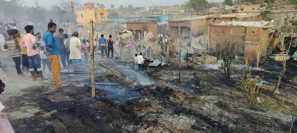 आग बुझाते दमकल विभाग के कर्मी एवं स्थानीय ग्रामीण।