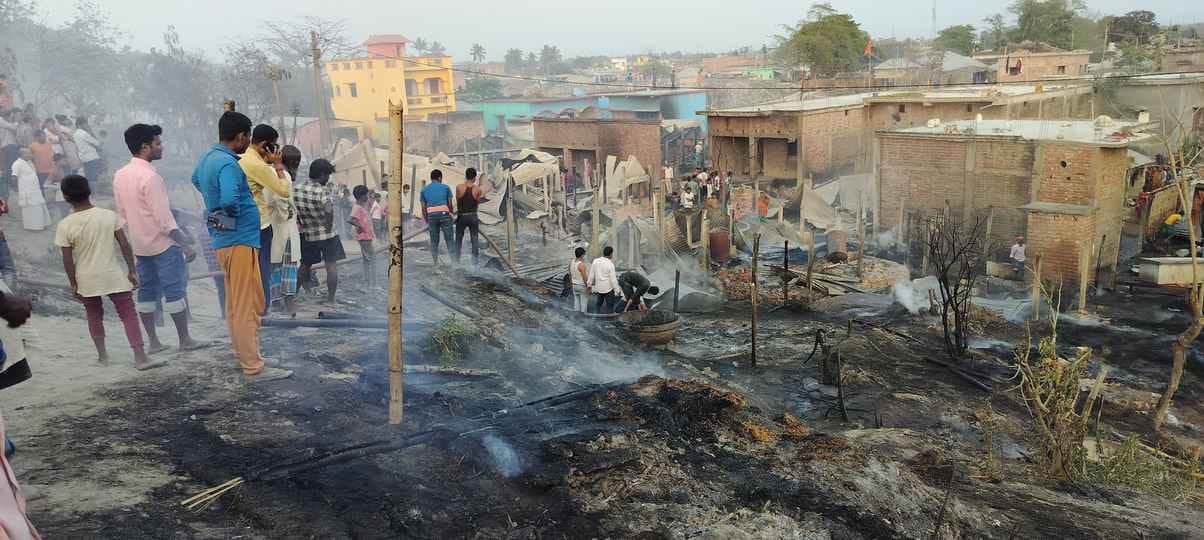 आग बुझाते दमकल विभाग के कर्मी एवं स्थानीय ग्रामीण।