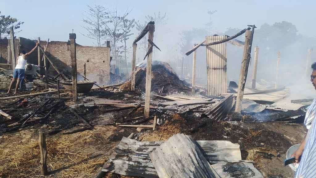 आग बुझाती दमकल विभाग की टीम व सहयोग में जुटे ग्रामीण।