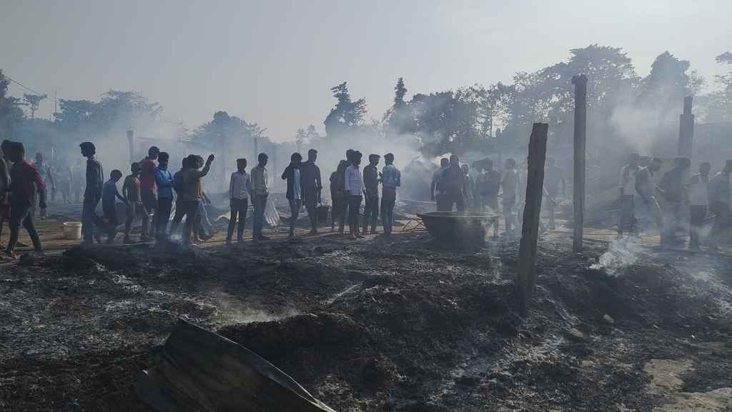 आग बुझाती दमकल विभाग की टीम व सहयोग में जुटे ग्रामीण।